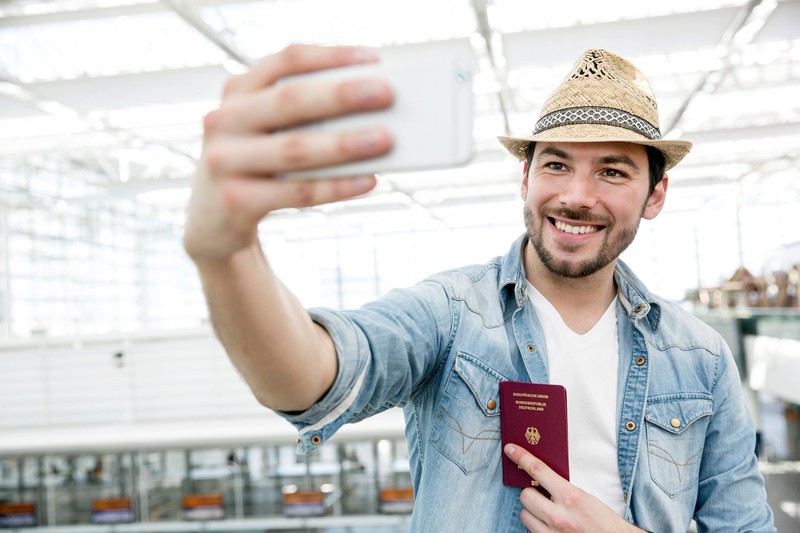 Ein Selfie mit Uhrzeit am Flughafen kann bei Verspätungen des Fluges als Beweislast dienen.