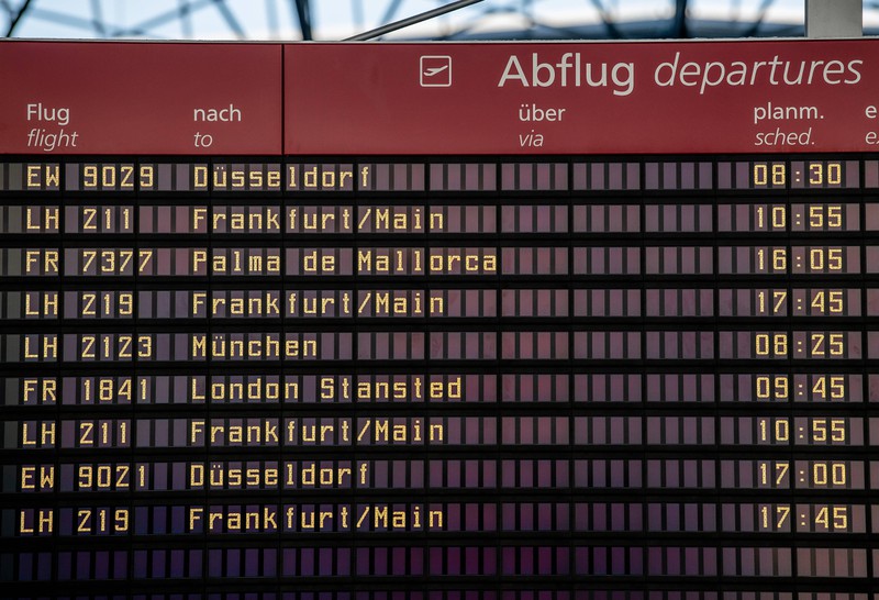 Eine Abflugtafel am Flughafen.