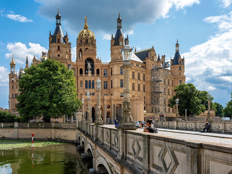 Als Landtagssitz Mecklenburg-Vorpommerns und Beispiel des Romantischen Historismus ist Schloss Schwerin auf jeden Fall einen Besuch wert.