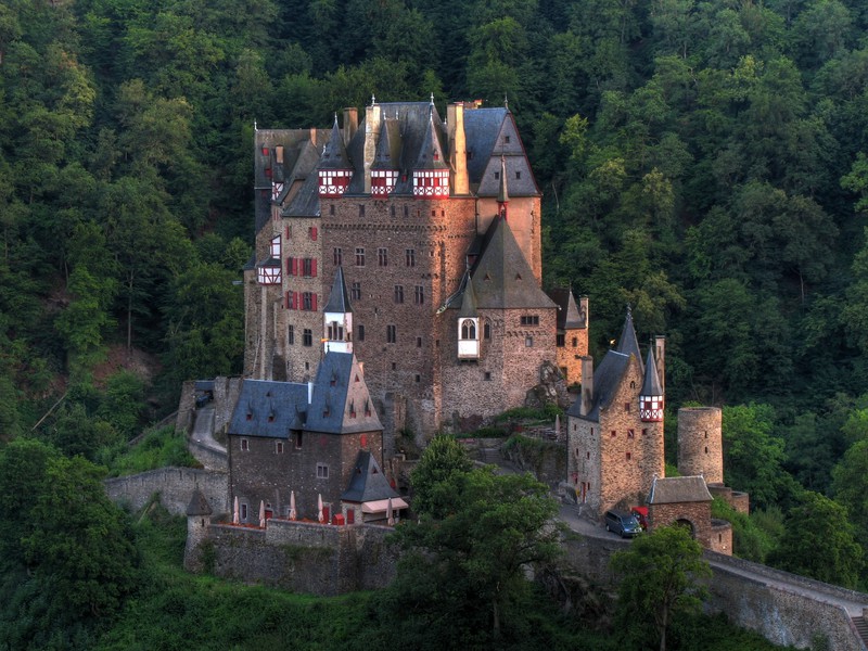 Umringt von Wäldern findest du in Burg Eltz ein unvergleichliches Erlebnis.