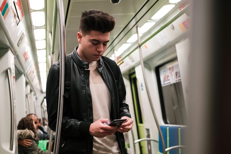 Im Zug solltest du die Geräuschkulisse deines Handys besser auf das Minimum reduzieren.