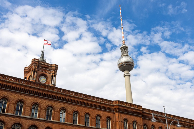 Der Fernsehturm neben dem Roten Rathaus ist im Zentrum Berlins natürlich als Aussichtspunkt perfekt.