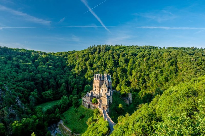 Die Burg Eltz in Rheinland-Pfalz ist schon sehr alt und zählt zu den bekanntesten Burgen Deutschlands