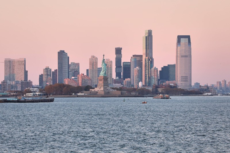 Die Skyline von New York City, mit ikonischen Orten wie der Freiheitsstatue, dient immer wieder als Kulisse für zahlreiche Filme.