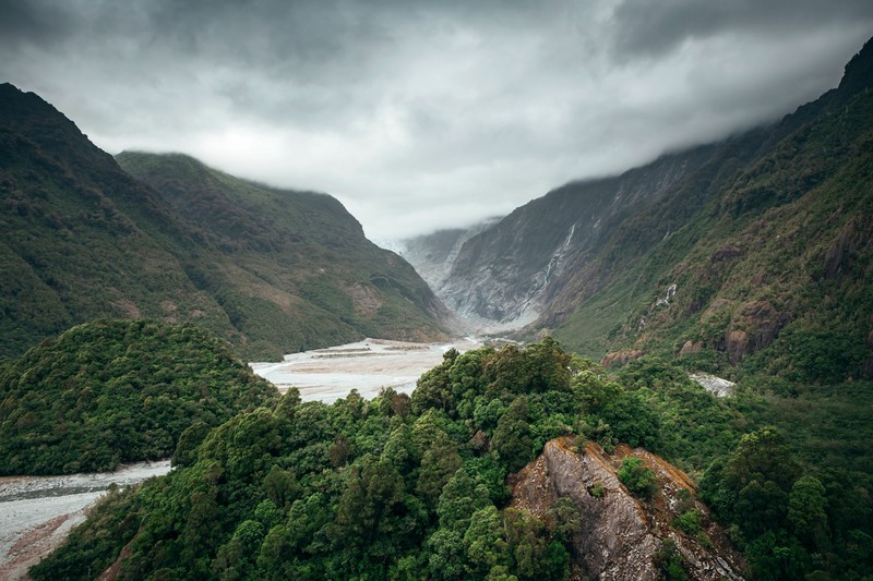 Zu sehen ist die Natur in Neuseeland, die häufig als Filmkulisse benutzt wird.