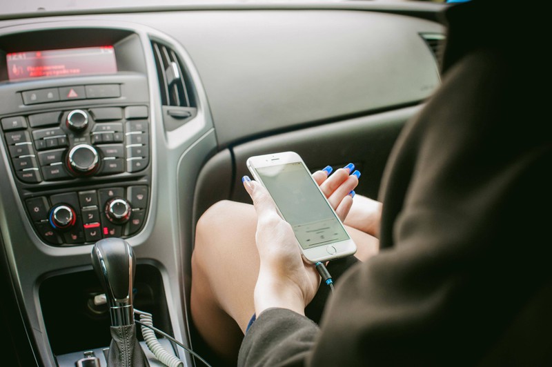 Im Auto solltest du immer ein Ladekabel fürs Smartphone liegen haben.