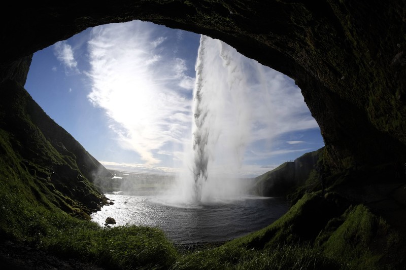 Den Seljalandsfoss Wasserfall solltest du auf deine Reiseliste packen!