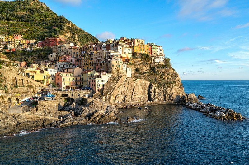 Manarola verzaubert vor allem durch die schönen Häuser, die auf den Bergen gestapelt sind.