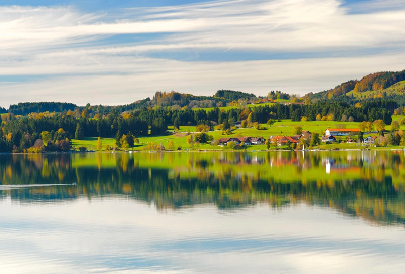 Der Forggensee in Bayern ist ein idyllischer See