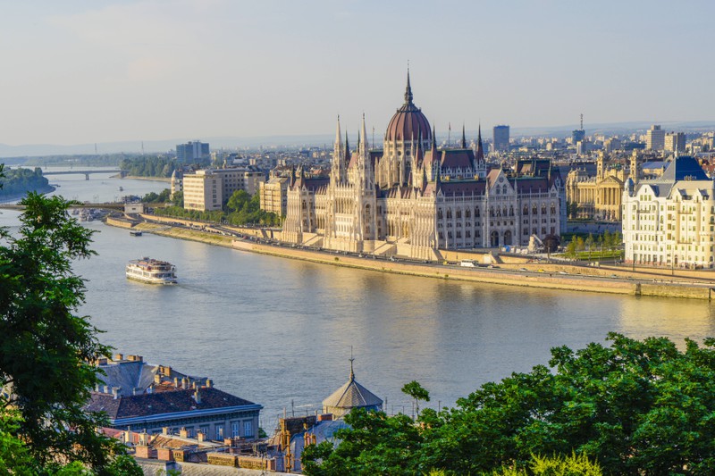 Budapest liegt am Fluss.