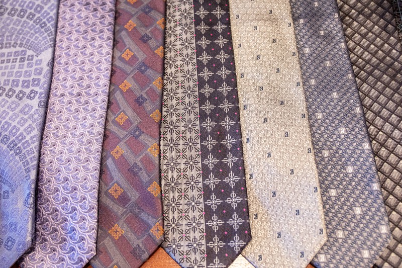 Accessoires wie Krawatten können dir ohne viel Gepäck einen frischen Look geben.