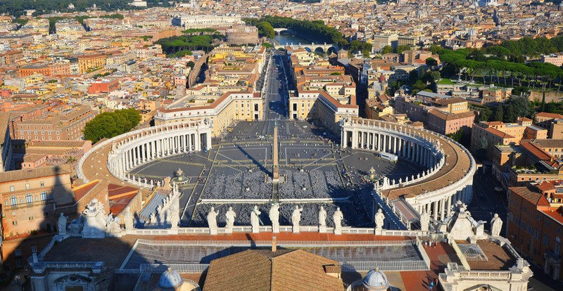 Gerade der Petersplatz in Rom ist einen Besuch wert.
