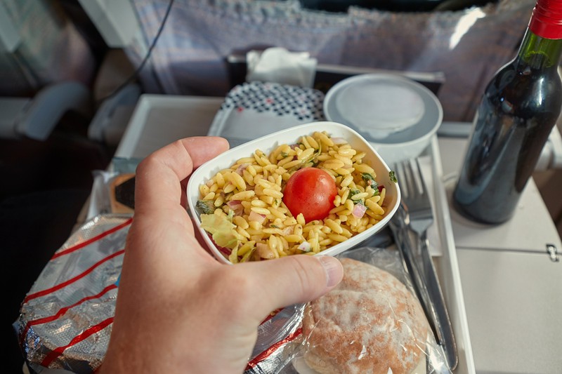 So überlebst du einen Langstreckenflug