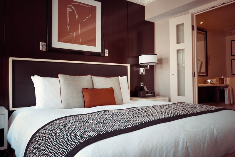 Auf dem Bild ist ein Hotel und es geht um Pauschalreisen.