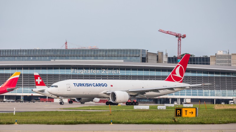 Dieses Bild zeigt den Zürich Airport, den 8. besten Flughafen der Welt.