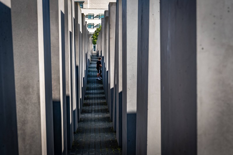 Das Holocaust-Mahnmal in Berlin sollte man tagsüber besuchen, nicht in der Nacht.