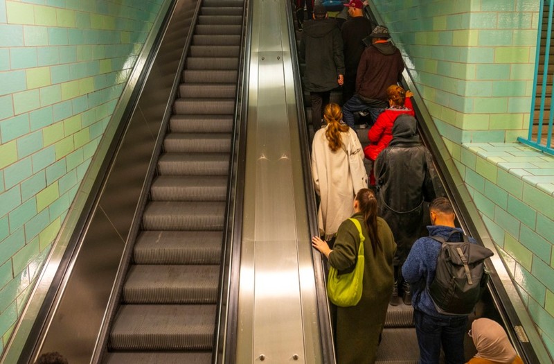Rolltreppen haben in Berlin ein ungeschriebenes Gesetz: rechts stehen, links gehen.
