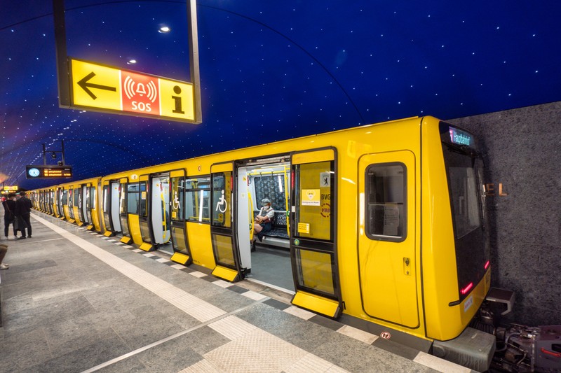 Wenn du mit der U-Bahn unterwegs bist, solltest du das Abstempeln deines Tickets nicht vergessen.