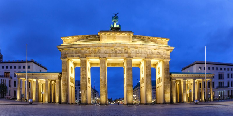 Zu sehen ist das Brandenburger Tor in Berlin bei Nacht.