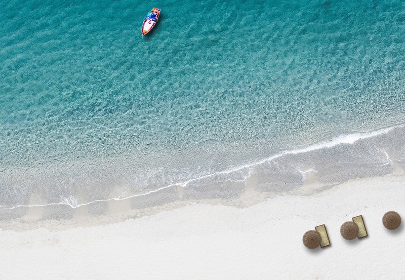 Ein Urlaubsort ist zu sehen und es geht um sparen im Urlaub.