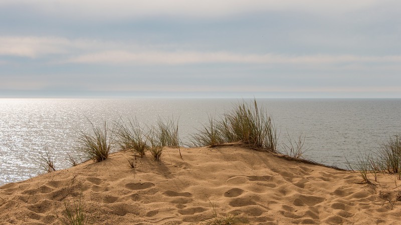 Zu sehen ist eine Urlaubslandschaft und es geht um sparen im Urlaub.