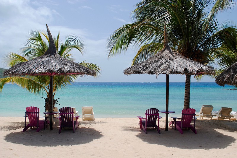 Ein Urlaubsort ist abgebildet und es geht um sparen im Urlaub.
