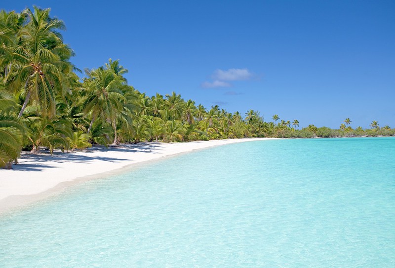 Eine Urlaubslandschaft ist zu sehen und es geht um sparen im Urlaub.