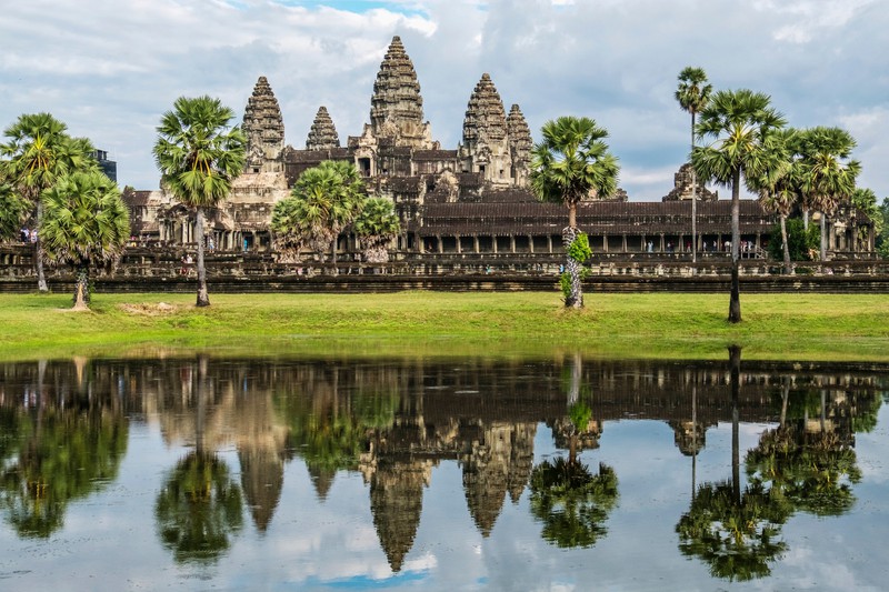 Dieses Bild zeigt Angkor Wat in Kambodscha, einen Ort, den man beim Reisen gesehen haben muss.