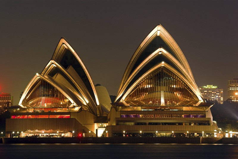 Dieses Bild zeigt das Sydney Opera House in Australien, einen Ort, den man beim Reisen gesehen haben muss.
