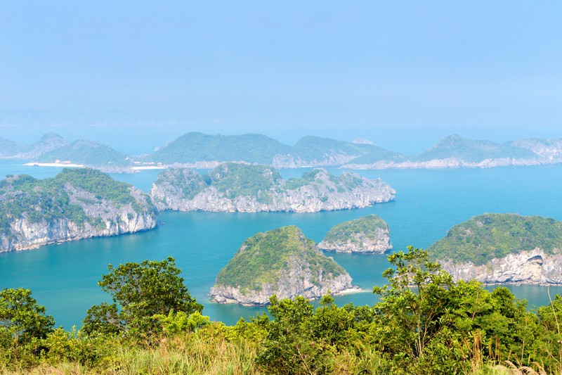 Dieses Bild zeigt die Halong Bay in Vietnam, einen Ort, den man beim Reisen gesehen haben muss.