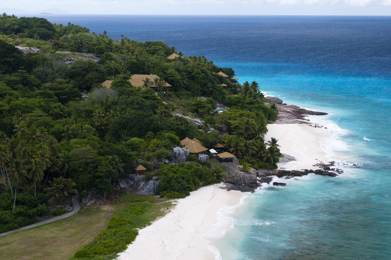 Dieses Bild zeigt eine Privatinsel mit Strand und Palmen, einen Ort, den man beim Reisen gesehen haben muss.