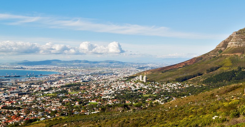 Dieses Bild zeigt Kapstadt und den Tafelberg in Südafrika, einen Ort, den man beim Reisen gesehen haben muss.