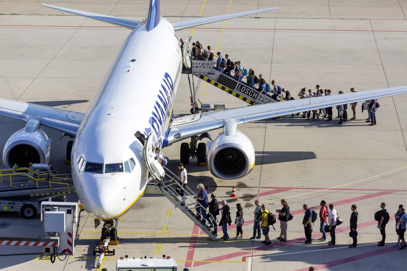 Abgebildet ist ein Flugzeug und es geht um Tipps bei Langstreckenflug
