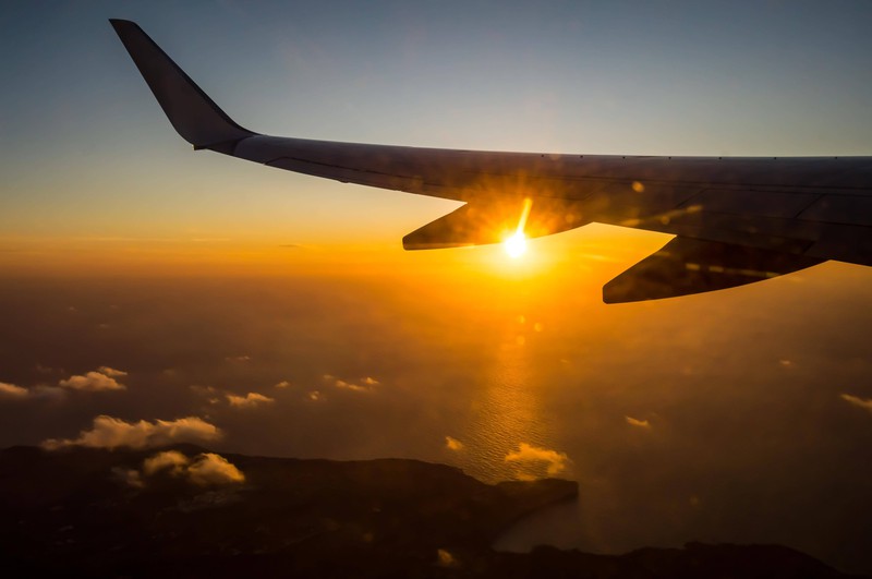 Auf dem Bild ist ein Flugzeug und es geht um Tipps beim Langstreckenflug
