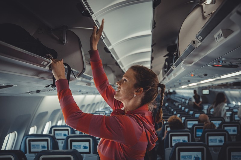 Der Innenraum eines Flugzeugs ist abgebildet und es geht um Tipps beim Langstreckenflug