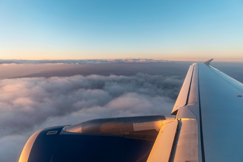 Ein Flugzeug ist abgebildet und es geht um Tipps bei Langstreckenflug.