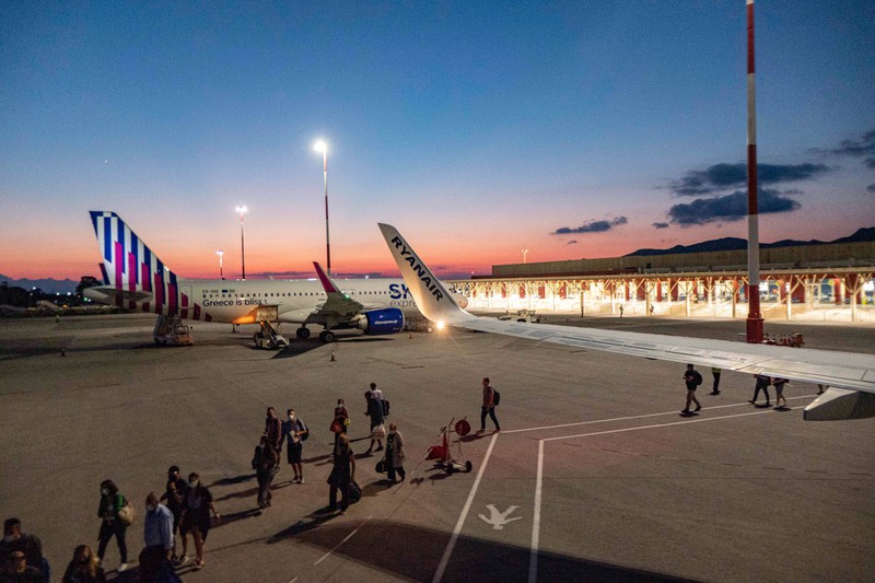 Zu sehen ist ein Flugzeug und es geht um Tipps für einen Langstreckenflug
