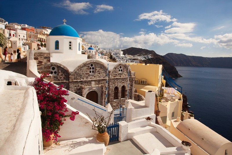 Dieses Bild zeigt die Insel Santorin in Griechenland, die zu den schönsten Urlaubszielen zählt.