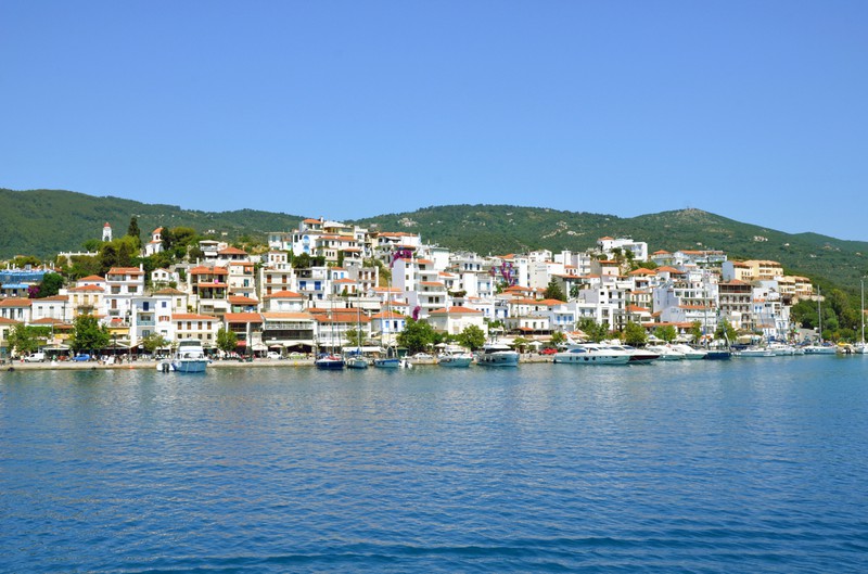 Dieses Bild zeigt die Insel Skiathos in Griechenland, die zu den schönsten Urlaubszielen zählt.