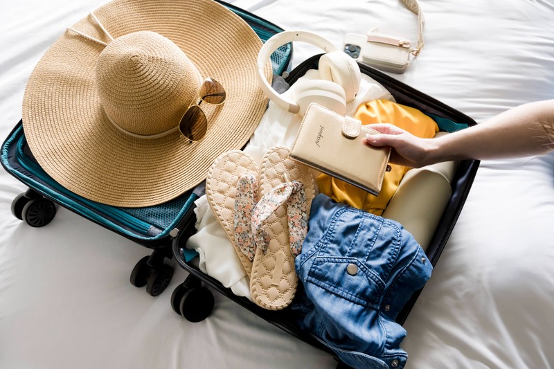 Mit den richtigen Tipps und Tricks kann man beim Urlaub buchen viel Geld sparen.