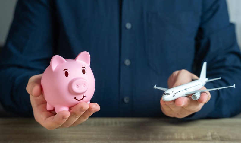 Wenn du oft fliegst oder online deinen Urlaub buchst, lohnen sich Bonusprogramme und Cashback-Angebote beim Geld sparen.