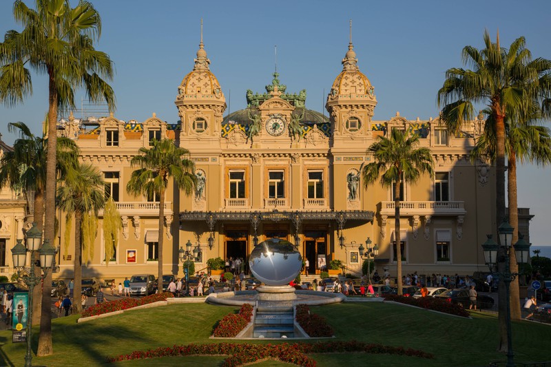 Die Casinos in Monaco sind echte Anziehungspunkte, die man gesehen haben muss.