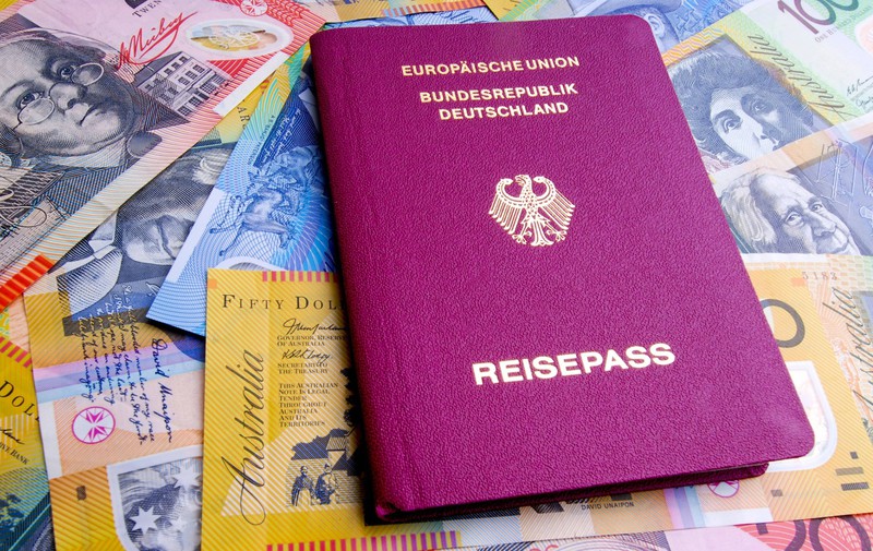 Auf dem Bild sieht man einen Reisepass aus Deutschland, der rot ist.