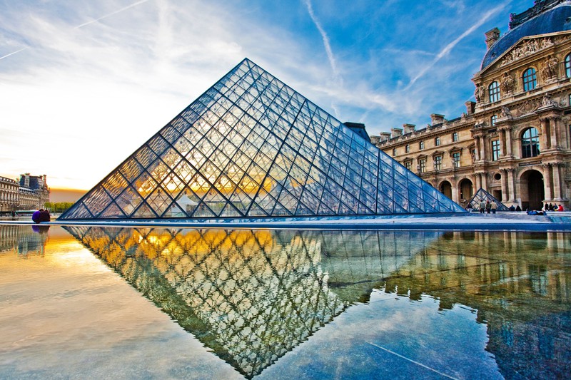 Ein Land ist für die Glaspyramide bekannt. Aber welches?