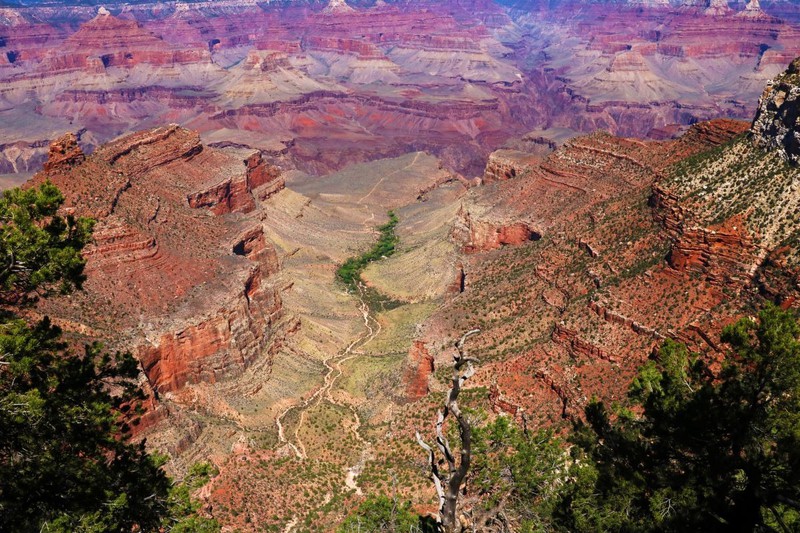Man sieht den Grand Canyon und es geht um ein Länder Quiz.