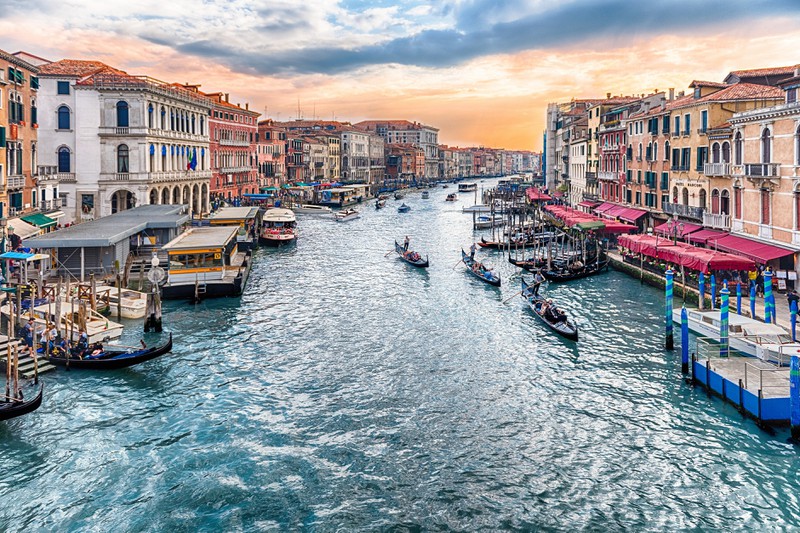 Man sieht Venedig in Italien und es geht um ein Länder Quiz.
