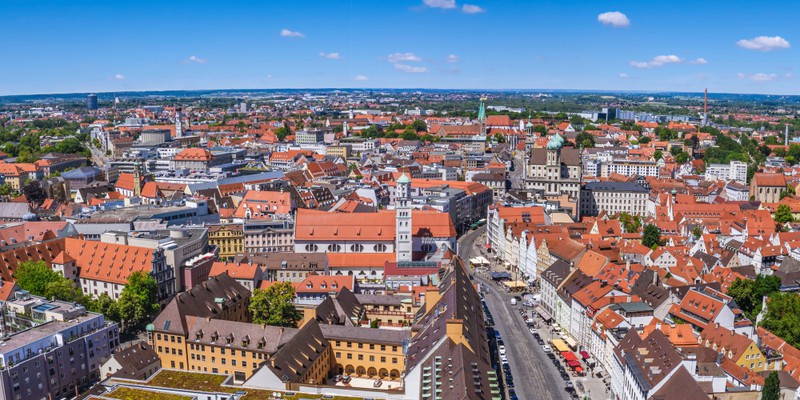 Augsburg verzaubert durch seine schöne Altstadt und beliebte Sehenswürdigkeiten wie die Fuggerei.