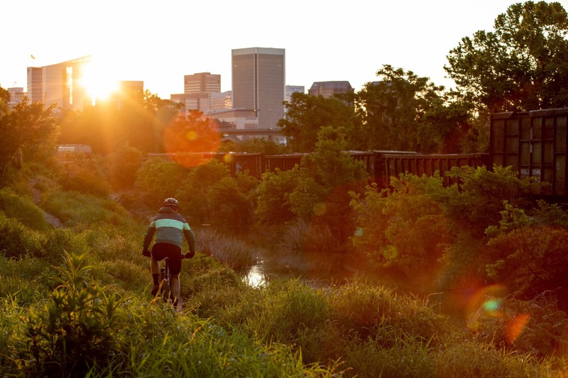 Mit dem Fahrrad zu verreisen ist umweltfreundlicher als mit Flugzeug oder Auto.