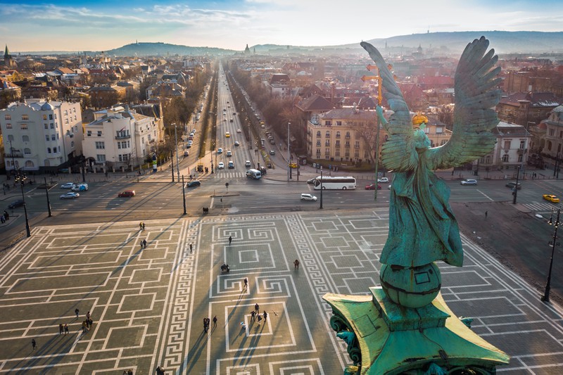 Engelsstatue oberhalb eines großen Platzes