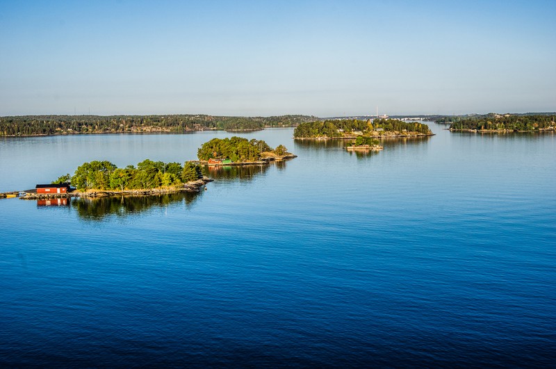 Riesiger See mit kleinen Inseln